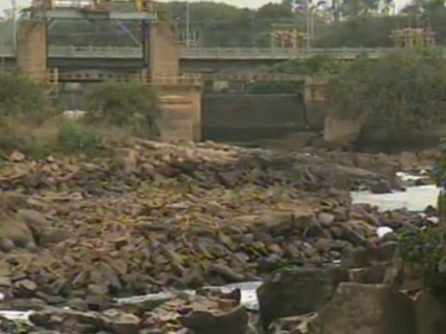 Seca baixou a vazão do Rio Tiête mais de 50% e revela pedras escondidas há 70 anos