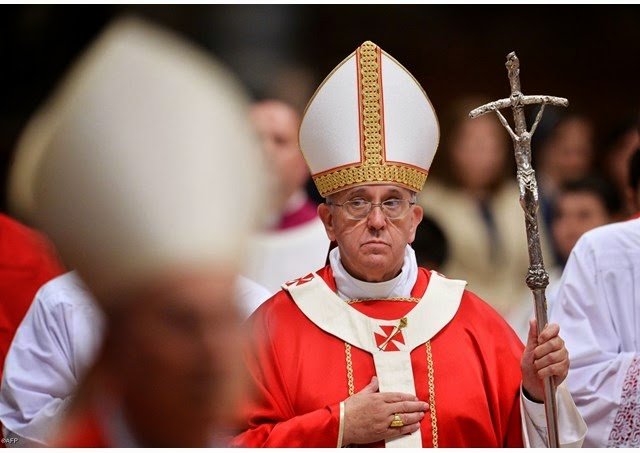 Sinal dos Tempos: Papa Francisco abandona a batina na missa de Pentecostes