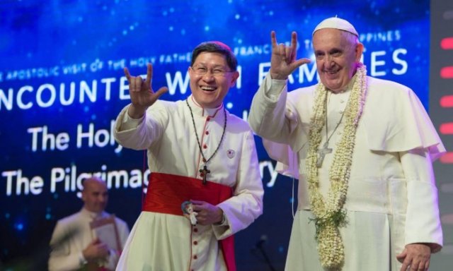 Francisco faz gesto da mão chifrada nas Filipinas, um sinal satânico que poucas pessoas sabem seu real significado