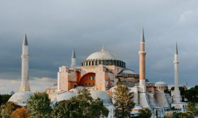 Mesquitas Substituindo Igrejas