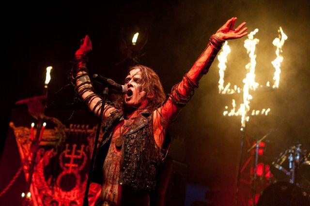 EUA: Banda de heavy metal faz ritual satânico no palco e plateia passa mal