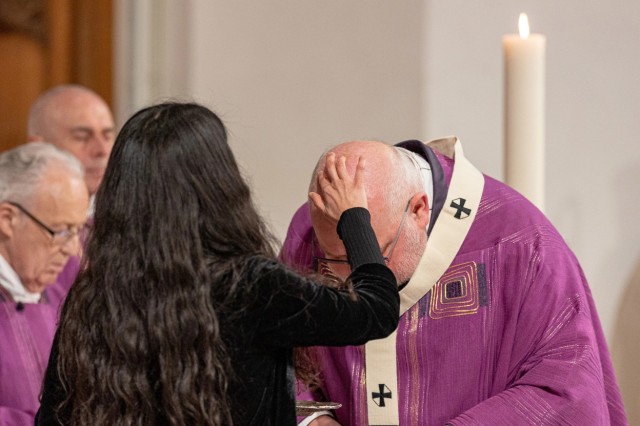 Cardeal alemão recebeu a Cruz de cinzas na quarta-feira de cinza de uma mulher artista