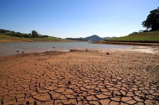 Nível do Cantareira cai para 15,9% e cidades no interior de SP furam poços para evitar falta de água